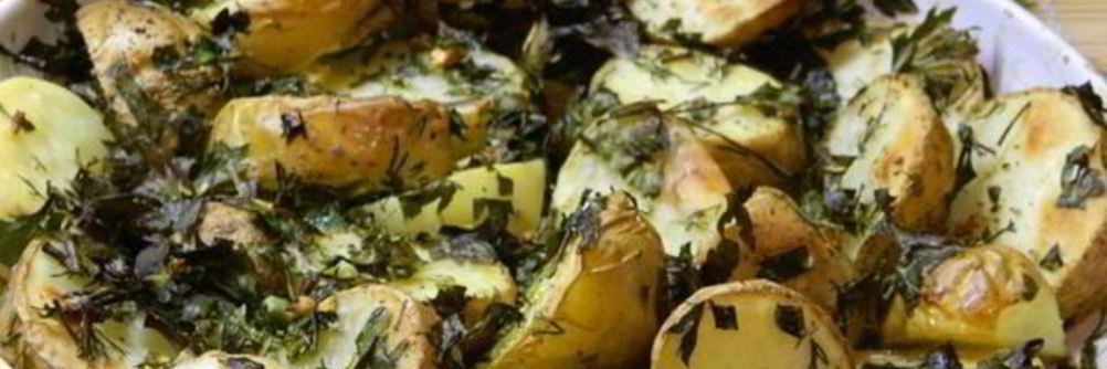 Молодой картофель с зеленью