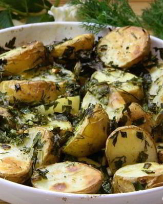 Молодой картофель с зеленью