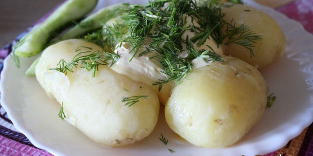 молодой картофель со сметаной и зеленью