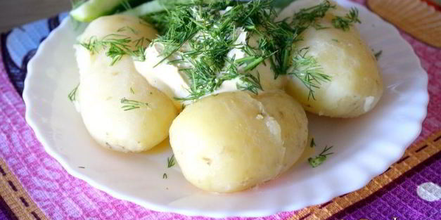 молодой картофель со сметаной и зеленью