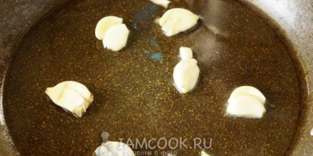 обжаренный картофель с чесноком