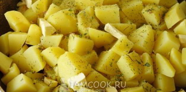 обжаренный картофель с чесноком