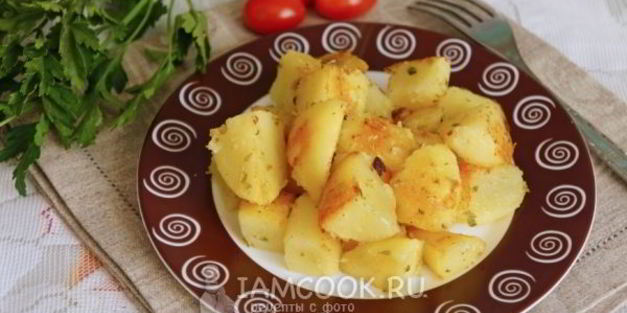 обжаренный картофель с чесноком