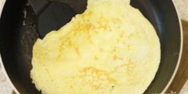 отварной рис с омлетом и овощами