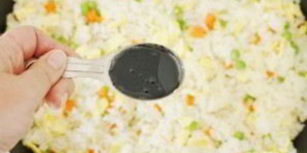 отварной рис с омлетом и овощами