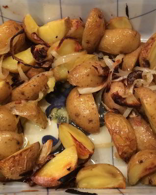 Печеный молодой картофель с карамелизованным луком и трюфельным маслом