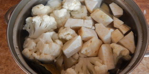 пюре из цветной капусты и сельдерея