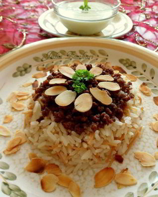 Рис по-ливански с жареным фаршем и лепестками миндаля