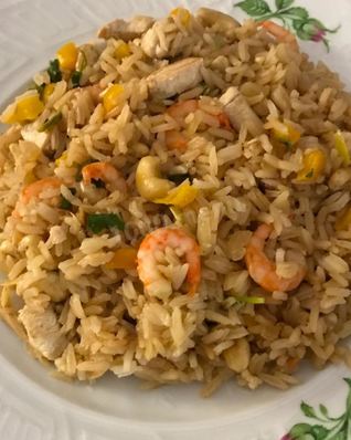 Рис по-тайски с курицей креветками и кешью