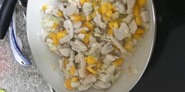 рис по-тайски с курицей креветками и кешью