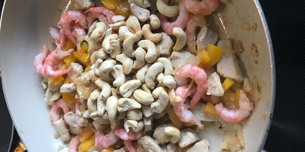 рис по-тайски с курицей креветками и кешью