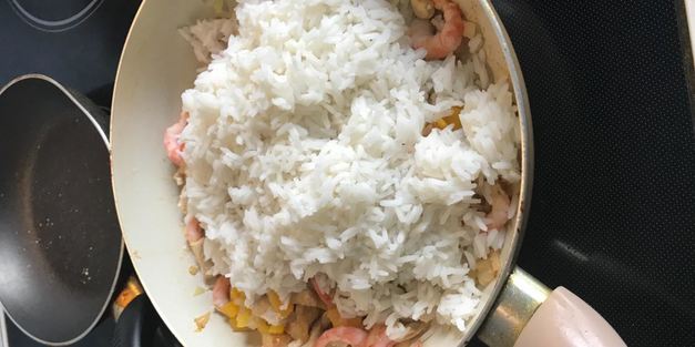 рис по-тайски с курицей креветками и кешью