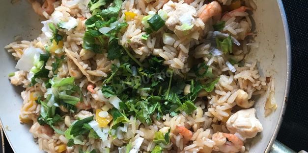 рис по-тайски с курицей креветками и кешью
