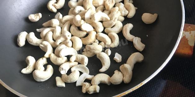 рис по-тайски с курицей креветками и кешью