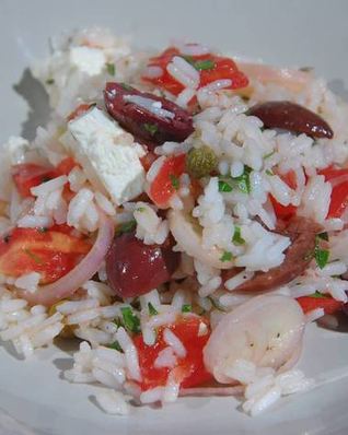 Рис с фетой, помидорами, оливками и каперсами