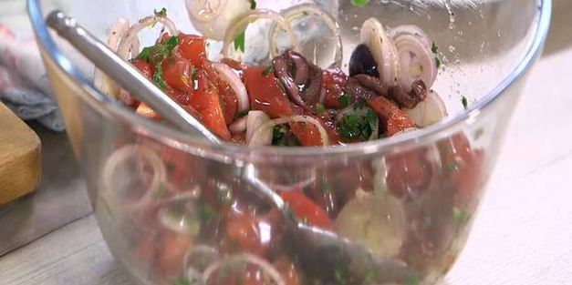 рис с фетой, помидорами, оливками и каперсами