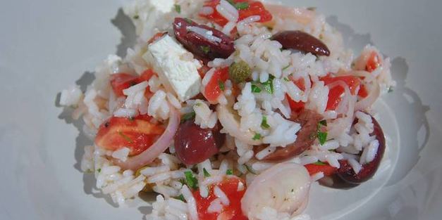 рис с фетой, помидорами, оливками и каперсами