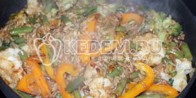 рис с овощами и соевым соусом