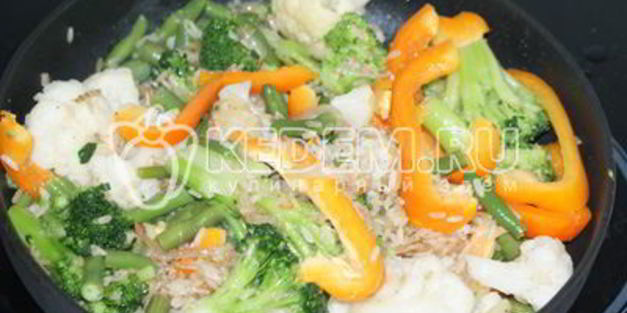 рис с овощами и соевым соусом