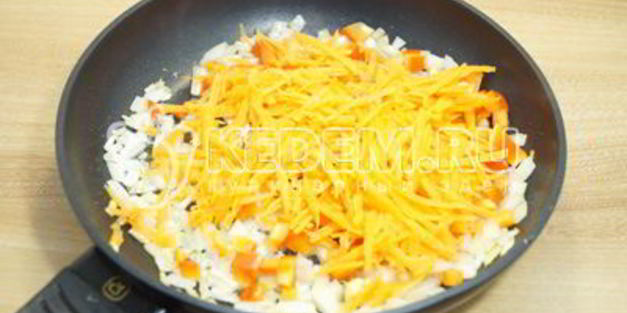 рис с овощами на сковороде