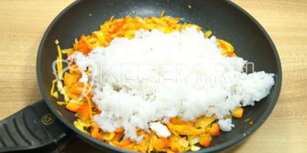 рис с овощами на сковороде