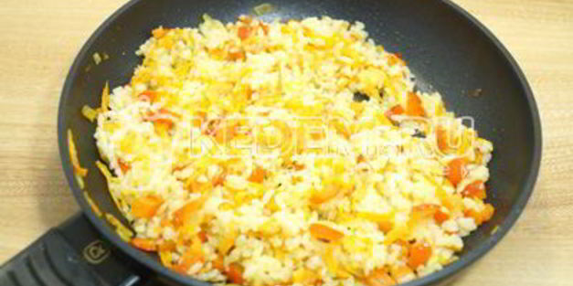 рис с овощами на сковороде