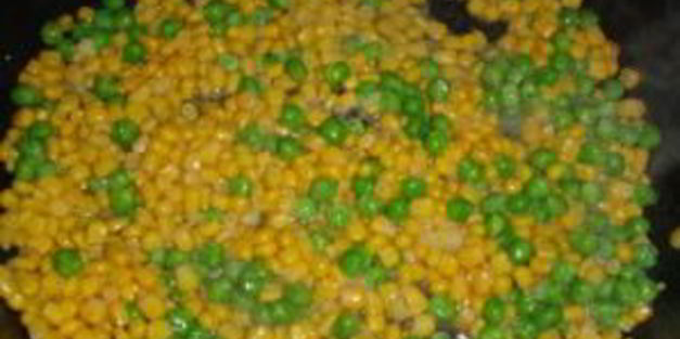 рис с яйцом и овощами