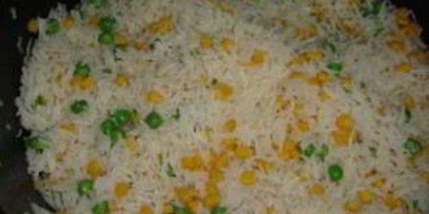 рис с яйцом и овощами