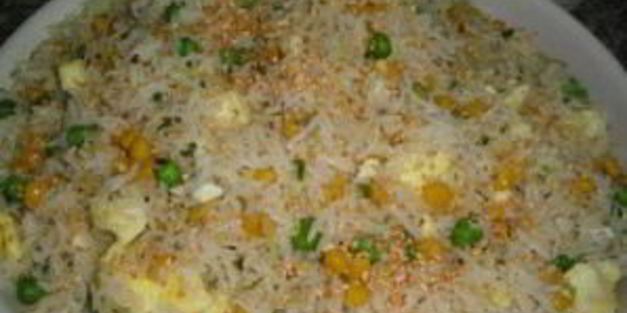 рис с яйцом и овощами