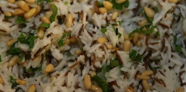рис с зеленью и орехами