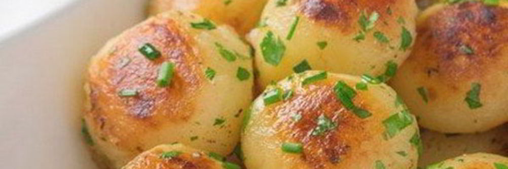 Румяный картофель с зеленью на гарнир