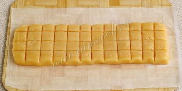 сливочно-медовый ирис пчелка