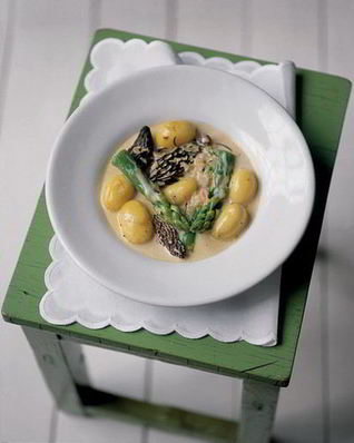 Спаржа, картофель и сморчки в сливочно-винном соусе