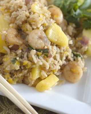 Тайский жареный рис с креветками и ананасами