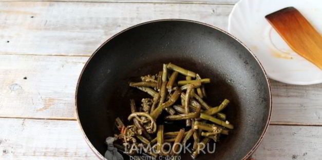 жареная картошка с папоротником