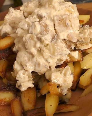 Жареная картошка с вешенками на сковороде