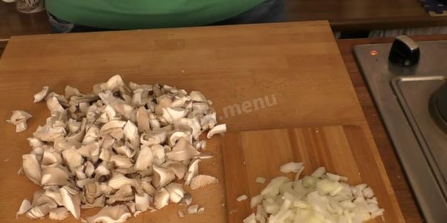 жареная картошка с вешенками на сковороде