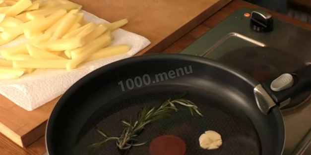 жареная картошка с вешенками на сковороде