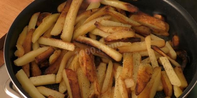 жареная картошка с вешенками на сковороде