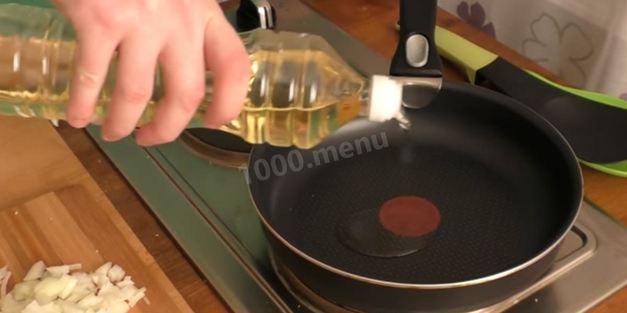 жареная картошка с вешенками на сковороде