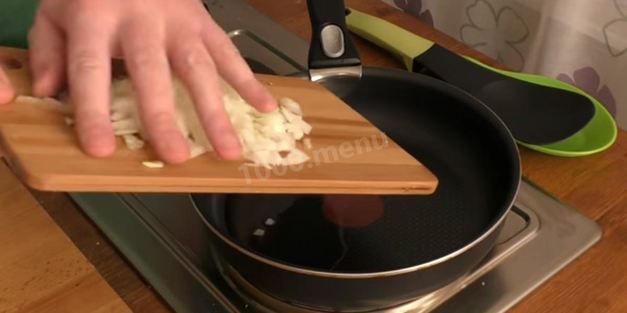 жареная картошка с вешенками на сковороде