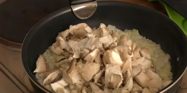 жареная картошка с вешенками на сковороде