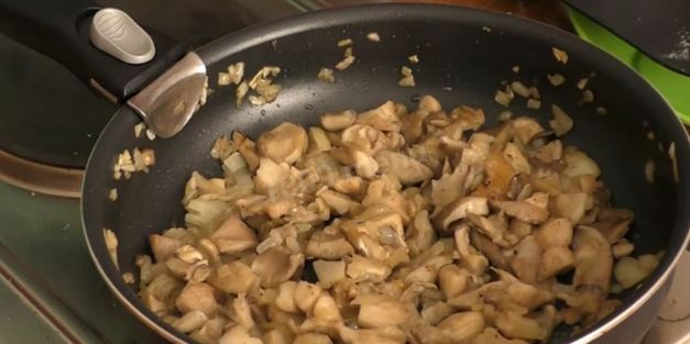 жареная картошка с вешенками на сковороде