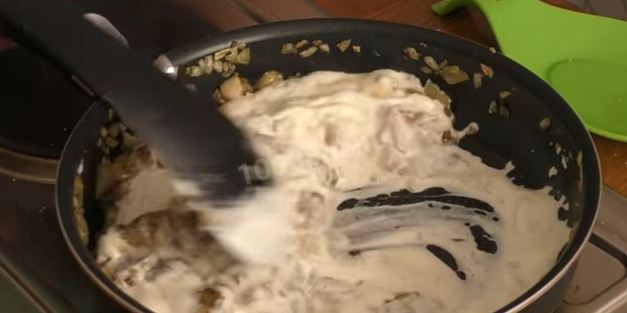 жареная картошка с вешенками на сковороде