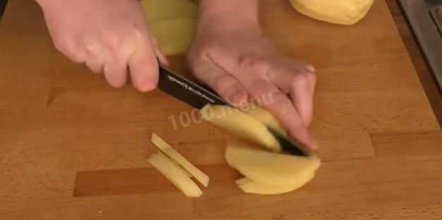 жареная картошка с вешенками на сковороде