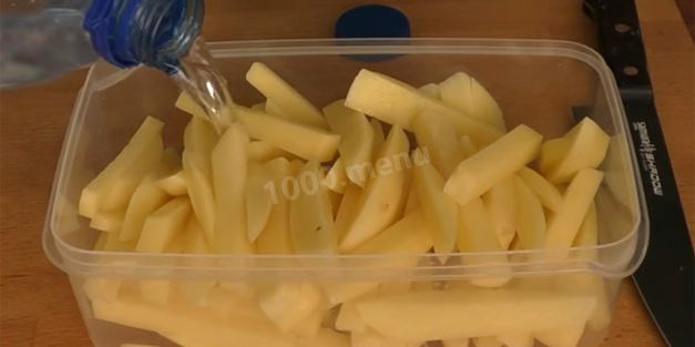 жареная картошка с вешенками на сковороде