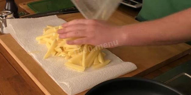 жареная картошка с вешенками на сковороде