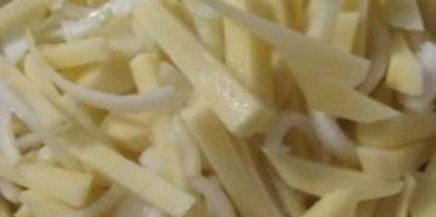 жареная картошка с замороженными грибами