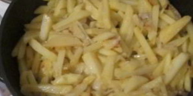 жареная картошка с замороженными грибами