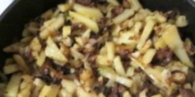 жареная картошка с замороженными грибами